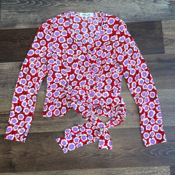 Diane Von Furstenberg 100% Silk Alexia Red and Purple Floral Wrap Top Size 8 - Picture 2 of 8